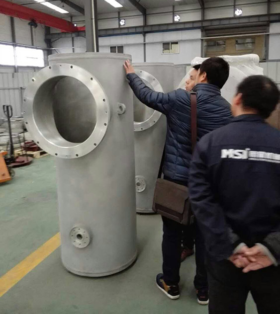 客戶參觀我公司GIS殼體成品。