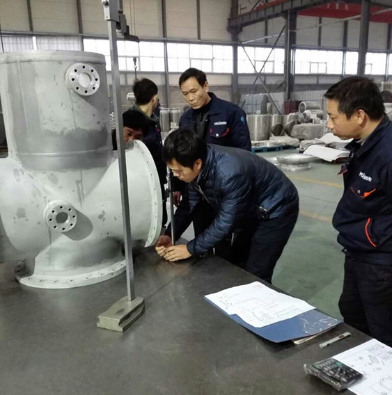 客戶對(duì)GIS殼體加工尺寸進(jìn)行檢測(cè)。